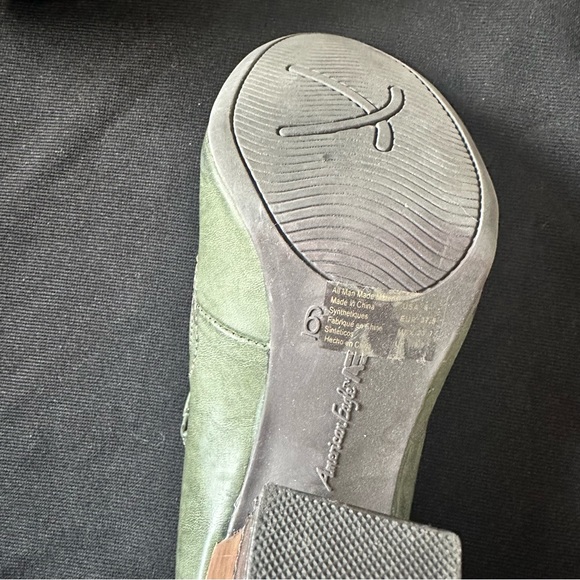 Women's Closed Toe Heels - Picture 3 of 6